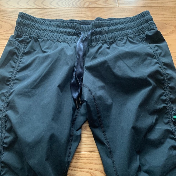 Lululemon pants size 6 - Picture 3 of 8